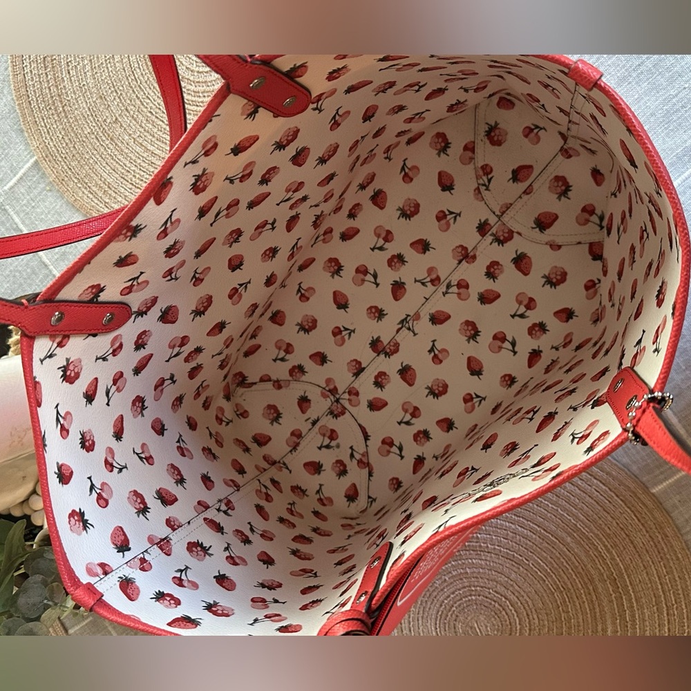 RARE Coach Reversible City Tote Strawberry Print and Pouch - Red and White - EUC - Picture 3 of 4